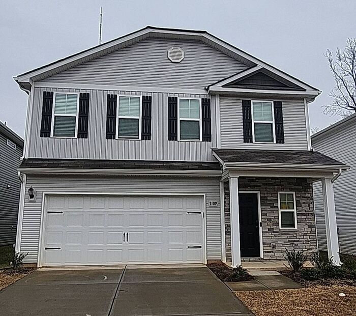 Stunning 4-bedroom, 2.5-bathroom home located in the vibrant city of Charlotte, NC. - Stunning 4-bedroom, 2.5-bathroom home located in the vibrant city of Charlotte, NC.