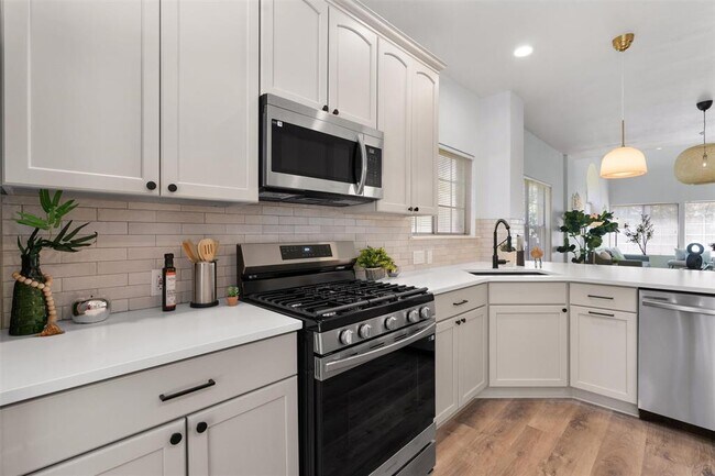 Building Photo - 3817 Newland Dr