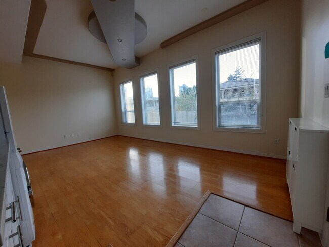 Photo - 5283 Chesham Ave