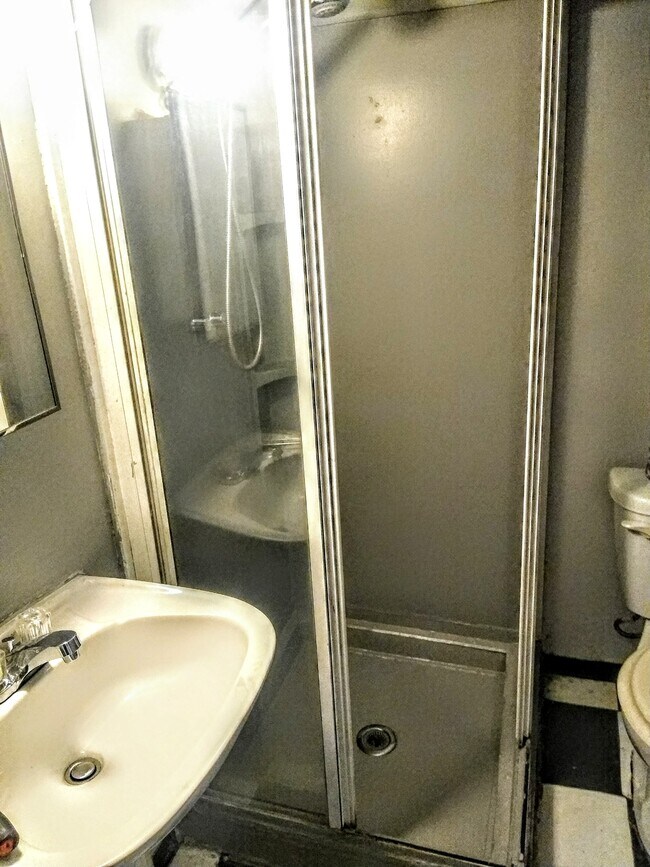 Photo - 1466 W Rascher Ave Unit Great Area 1 Br Garden