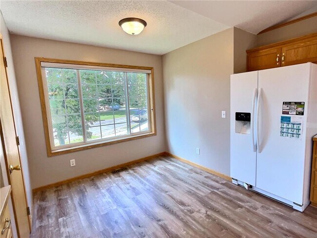 Photo - 6081 Bakken St