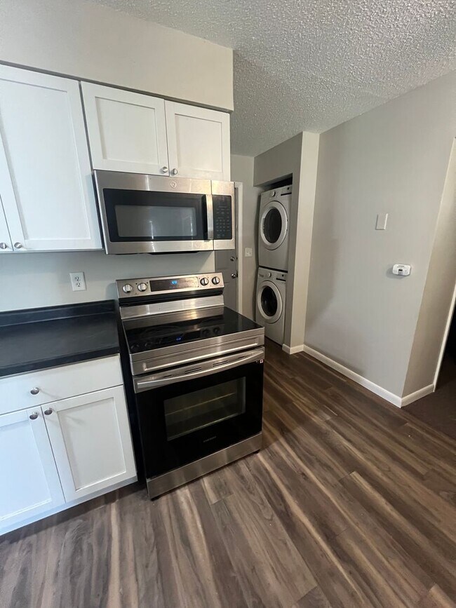 Photo - 2 Bedroom 1 Bath w/Garage and in unit Washer/Dryer