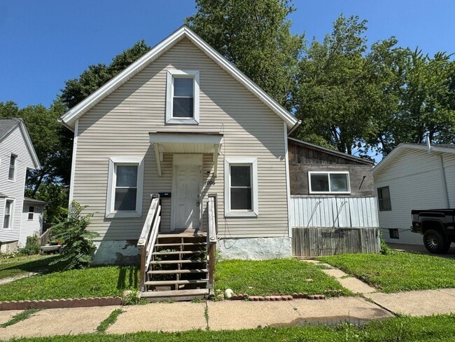 Building Photo - Charming One-Bedroom Home with Den and Cov...