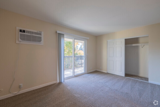 1BR, 1BA - 700 SF - Bedroom