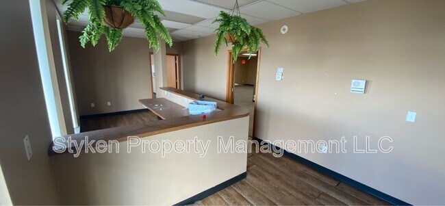 Photo - 555 S Schuyler Ave