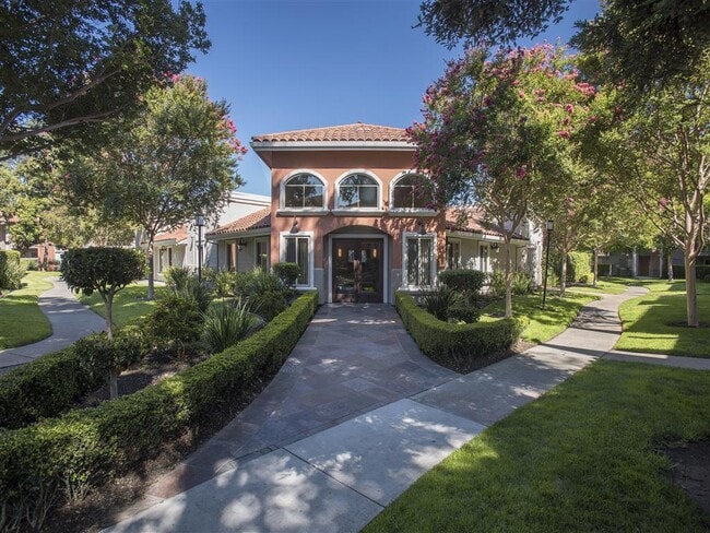 La Valencia Apartment Homes