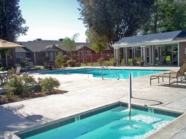 Photo - Laurelglen Square