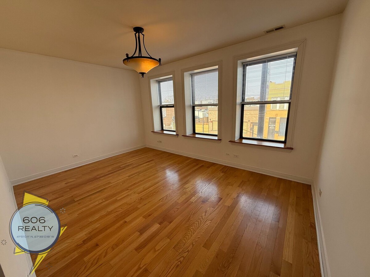 Photo - 5207 W Belmont Ave Unidad 1