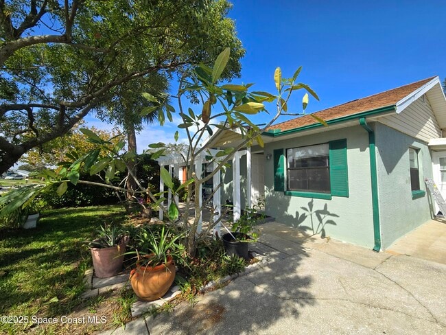 Photo - 484 Poinciana Dr