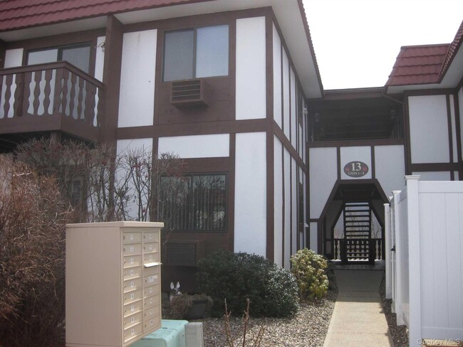 Building Photo - 14 06-13-6 Skyline Dr Unit 6