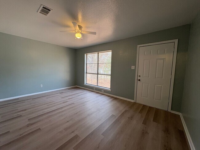 Photo - Very nice 3 bedroom/1 bath house with Central Air & Heat