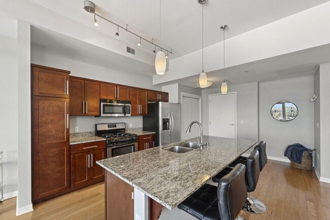 Photo - 106 W Seeboth St
