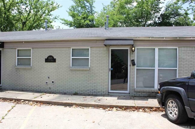 Building Photo - 1915 W 2nd St Unit 3