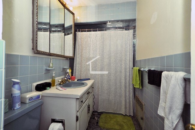 Building Photo - 10 Strathmore Rd Unit 2