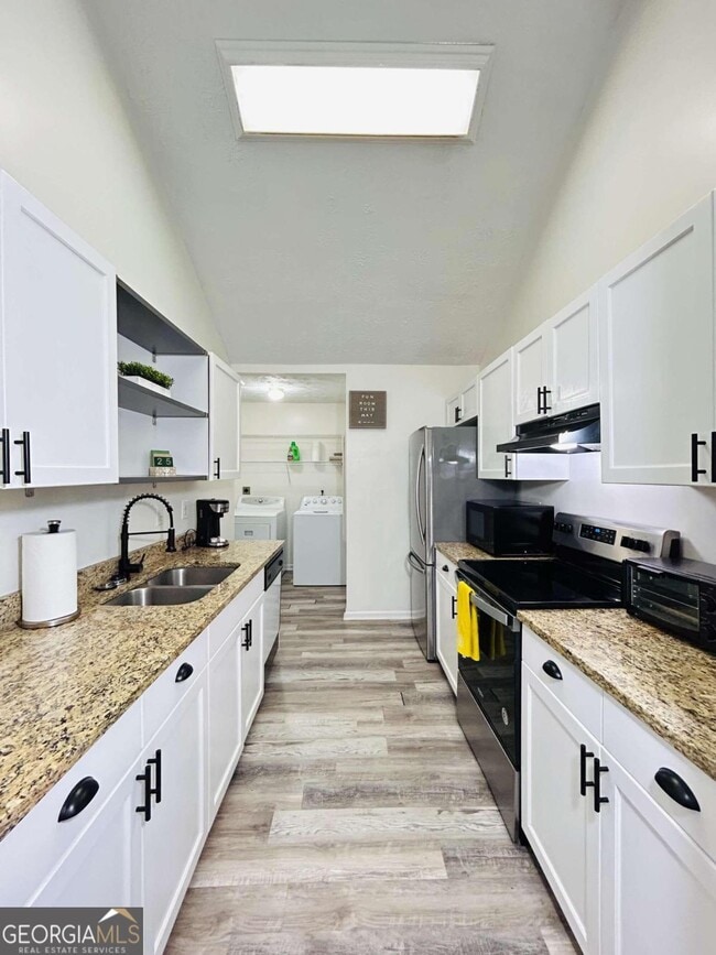 Photo - 636 Sandys Ln SE