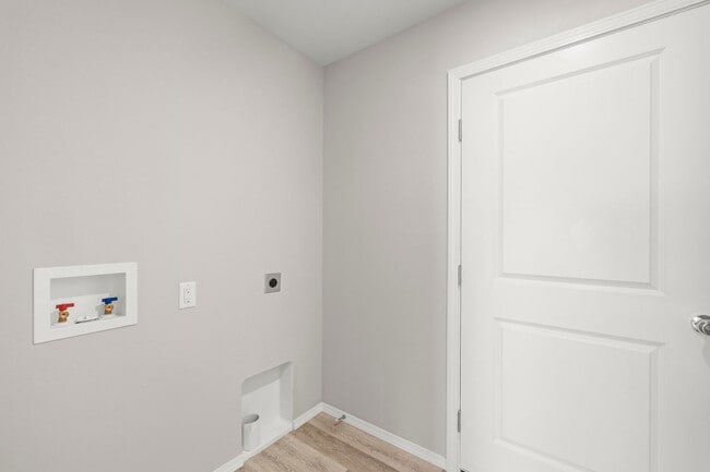 Photo - 4 bedroom home with a fenced in yard!