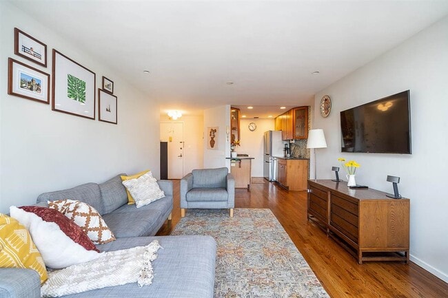 Building Photo - 205 10th St Unit 7W