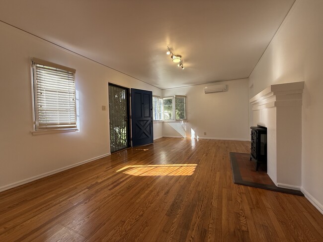 Building Photo - 911 14th St Unit house