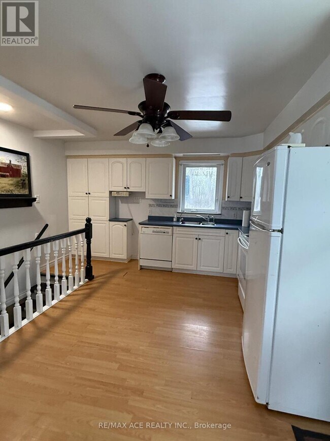 Photo - 436 Lazier Rd