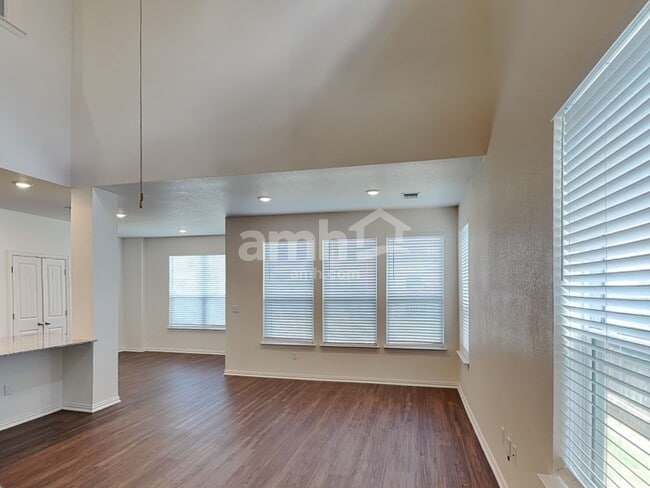 Photo - 2725 Wolfcreek