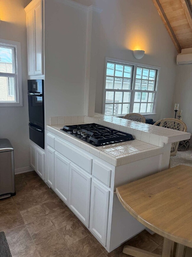 Unfurnished Studio Balboa Island