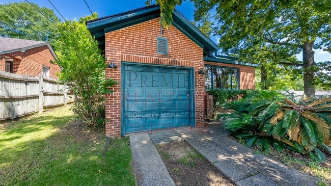 Photo - 3105 Woodlawn Ave