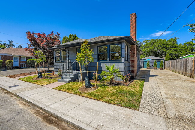 Building Photo - 821 NE Holman St Rental