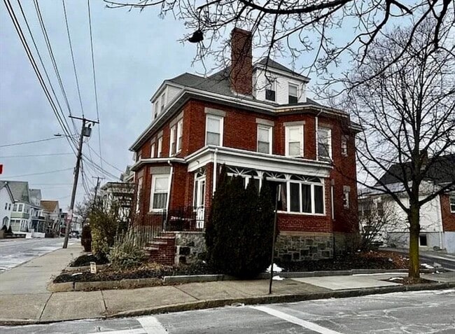 Building Photo - 139-141 Bucknam St Unit R