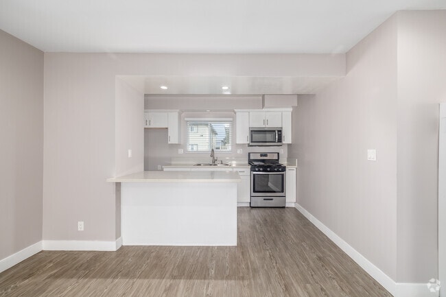 2BR, 2BA - 850SF - Kitchen