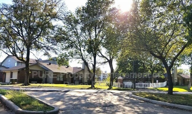 Photo - 806 Castleglen Dr