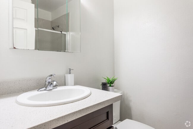2BR, 2BA - 950 SqFt