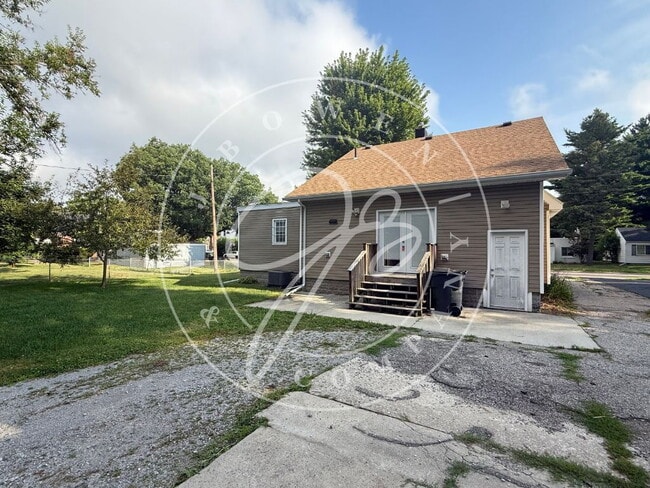 Photo - Charming 4 bedroom 2 bathroom close to the University of Toledo.