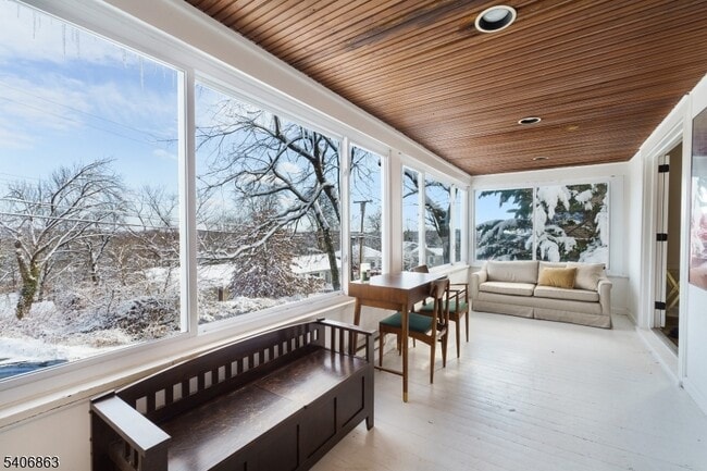 Photo - 11 Longview Trail E