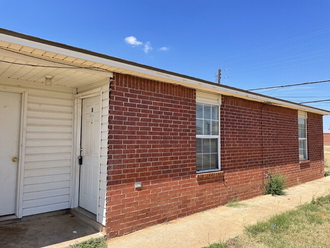 Building Photo - Cute 2 bed 1 bath duplex with large storag... Rental