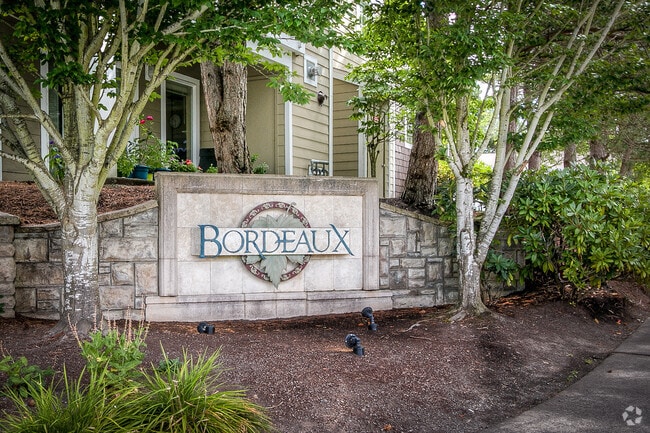 Building Photo - Beautiful 3 Bedroom Bordeaux Condo with 2 ...