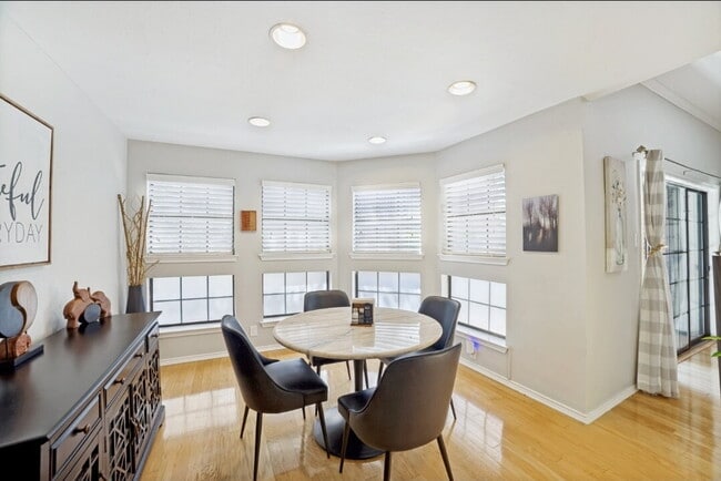 Photo - Stylish 3-Bed, 2.5-Bath Townhome with Fireplace & Move-In Ready Upgrades Unidad 801