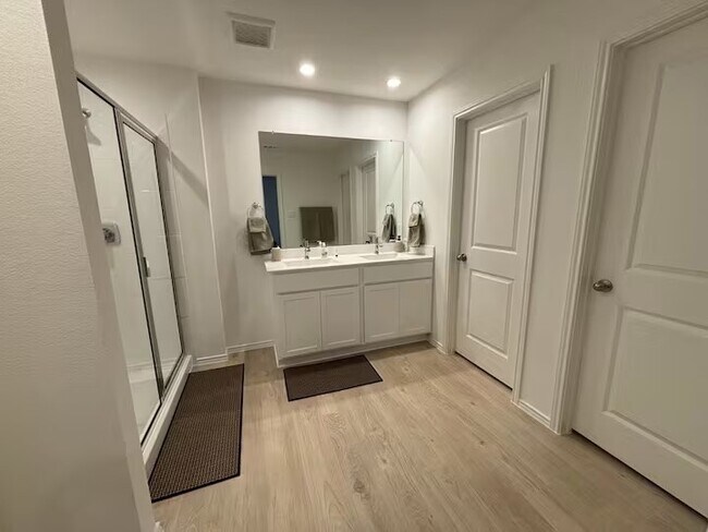Photo - 4915 Oakwood Dr
