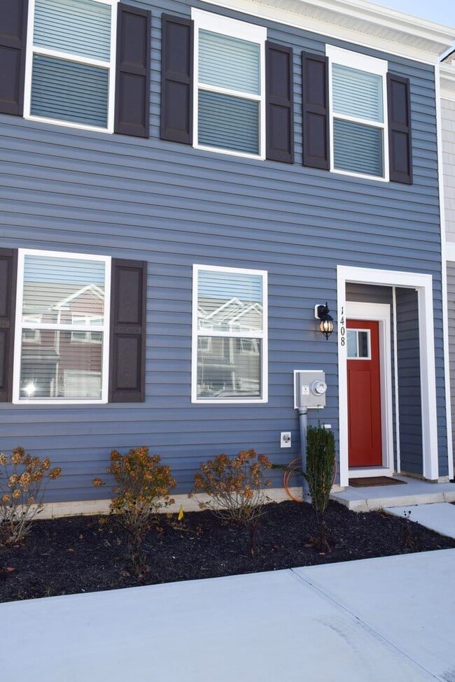 Building Photo - Stunning NEW Townhouse in Heritage Trace!