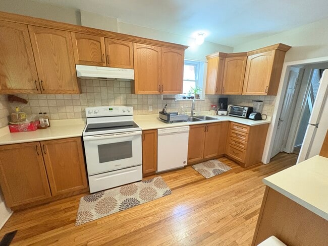 Photo - Charming 3 Bedroom Detached Home In Westdale