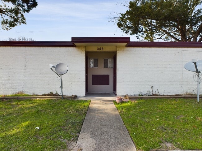 Building Photo - 308 Ehlinger Dr Rental