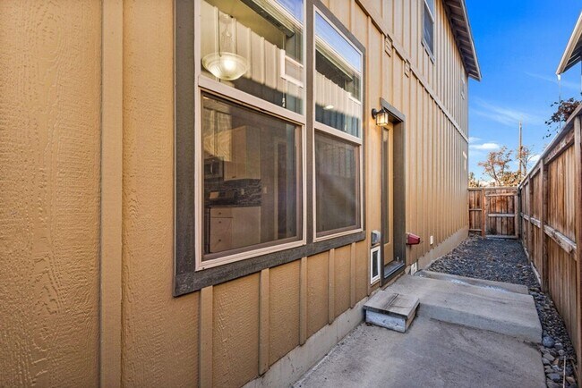 Photo - Beautiful townhome in Empire Crossing with mountain views!