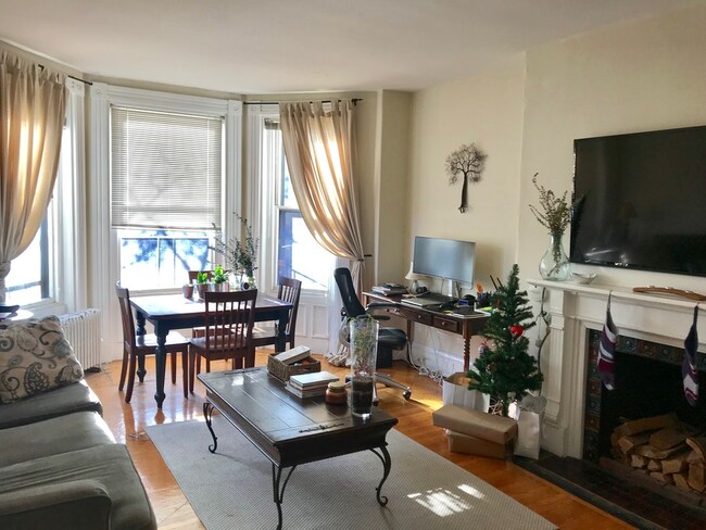 Photo - 217 Newbury St Unidad 3F