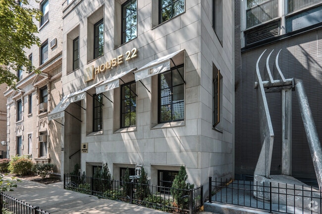Building Photo - 22 E Elm St Unit PH Rental