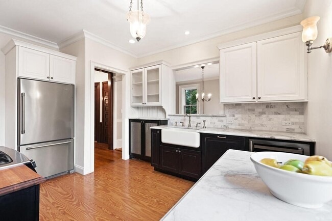 Building Photo - 2 Rangeley Rd Unit 2