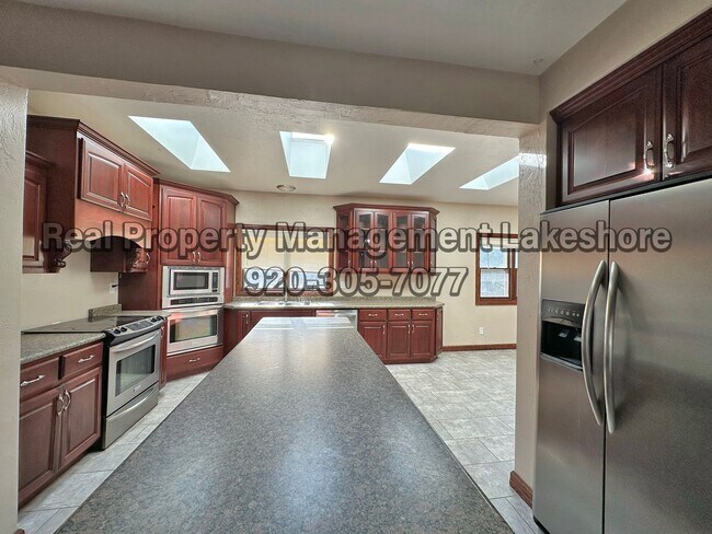 Photo - HUGE 8 Bedroom 4 Bathroom home | Close to ...