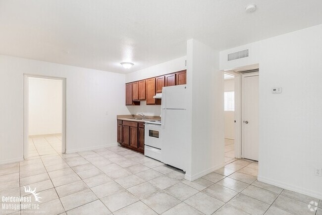 Building Photo - Single Level Spacious 2Bdm 1Ba Apartment i...