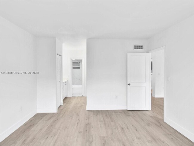 Photo - 3626 NE 168th St Unit 605