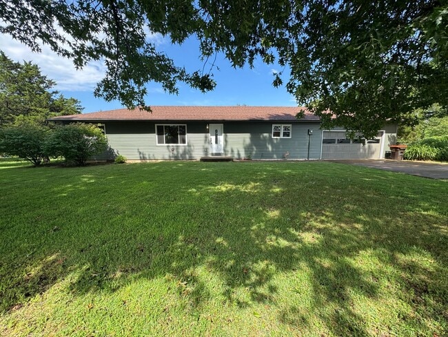 Photo - 4 Bedroom 2 Bathroom Home with Convenient Access To I-44!