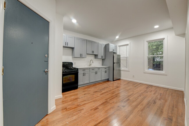 Photo - 37 LOGAN Ave Unit # 2