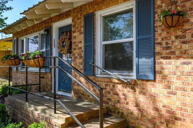 Photo - 506 N Main St Casa